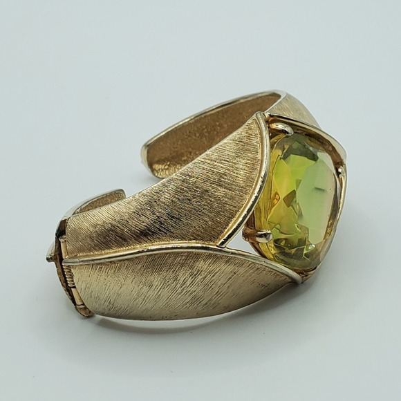 Avon Cuff Bracelet Green Plastic Stone Brushed Gold Tone Fashion Jewelry - Picture 3 of 10